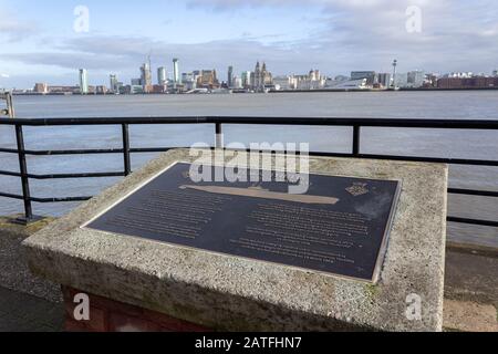 HMS Thetis Memorial Stone et Liverpool Skyline, Birkenhead Banque D'Images