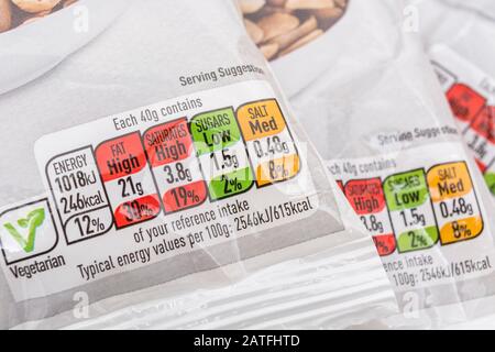 EMBALLAGE alimentaire CONTENANT DES arachides salées ASDA contenant des informations nutritionnelles, une teneur élevée en matières grasses alimentaires, une teneur élevée en sel, un gros plan sur l'étiquette des aliments. Banque D'Images