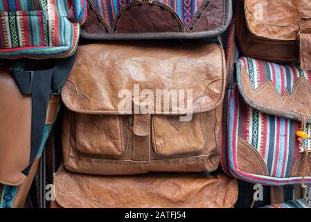 Un regard sur les sacs à main de style vintage avec le design arabe affiché à la vente dans un bazar touristique Banque D'Images