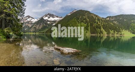 Randonnée aventureuse autour de Vilsalpsee à la grande cascade de Bergaicht dans le Tannheimer Tal Banque D'Images