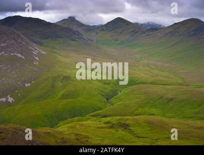 Montagnes dans le parc national du Connemara en Irlande Banque D'Images