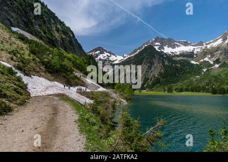 Randonnée aventureuse autour de Vilsalpsee à la grande cascade de Bergaicht dans le Tannheimer Tal Banque D'Images