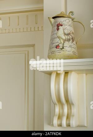 Théière en métal vintage avec motif coq . Aquarelle dessinée à la main sur fond blanc. Banque D'Images