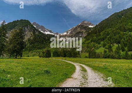 Randonnée aventureuse autour de Vilsalpsee à la grande cascade de Bergaicht dans le Tannheimer Tal Banque D'Images