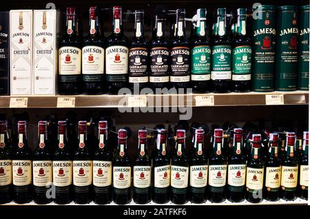Des bouteilles de Jameson whisky irlandais sont affichées dans un supermarché. Banque D'Images