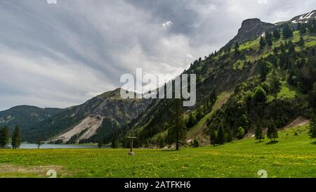 Randonnée aventureuse autour de Vilsalpsee à la grande cascade de Bergaicht dans le Tannheimer Tal Banque D'Images