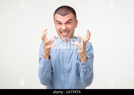 Troublé les gestes mécontents de l'homme hispanique avec colère, a irrité l'expression. Le jeune homme latin a des querelles avec quelqu'un, essaie de prouver sa justesse. Banque D'Images