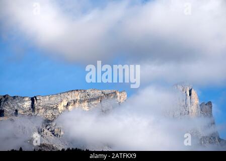 France, Haute-Savoie (74), Passy, Alpes, chaîne de Fiz avec nuage Banque D'Images