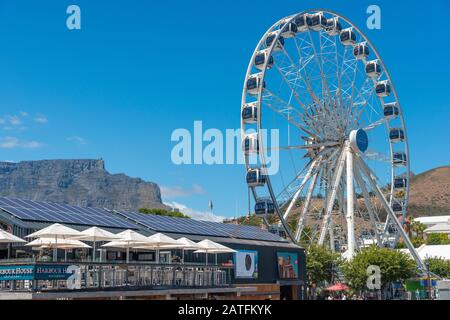 Le Cap Wheel avec Table Mountain en arrière-plan, V&A Waterfront, Cape Town, Afrique du Sud Banque D'Images