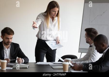 Le patron féminin et l'employé ayant un conflit lors de la réunion dans la salle de conférence Banque D'Images