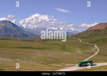 Bus navette touristique, les touristes qui regardent Denali de Stoney Donnent Sur le parc national Denali, en Alaska Banque D'Images