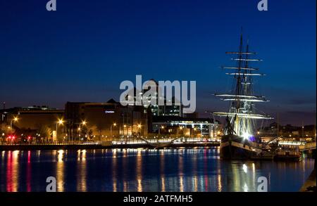 Dublin, République d'Irlande, vue nocturne des grands navires et du Liffey Cityscape Banque D'Images