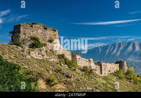 Château au-dessus de la ville, vallée de la rivière Drino, chaîne de montagnes Lunxheri, à Gjirokastra (Gjirokaster), site classé au patrimoine mondial de l'UNESCO, Albanie Banque D'Images