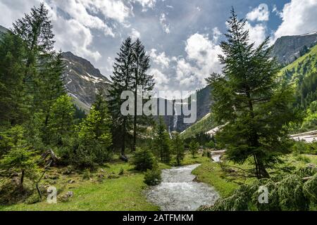Randonnée aventureuse autour de Vilsalpsee à la grande cascade de Bergaicht dans le Tannheimer Tal Banque D'Images