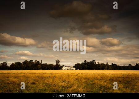 Résidence de l'ambassadeur américain en Irlande Phoenix Park avec des nuages spectaculaires Banque D'Images