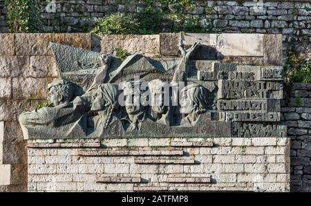 Groupe de style socialiste réaliste commémorant les combattants de la deuxième Guerre mondiale, à Gjirokastra (Gjirokaster), site classé au patrimoine mondial de l'UNESCO, Albanie Banque D'Images