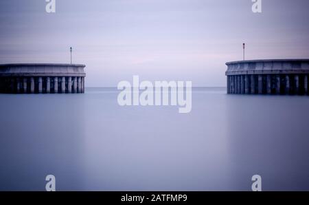 Entrée au port de plaisance. La photographie en exposition longue minimaliste de Greystones Marina. Irlande Europe Banque D'Images