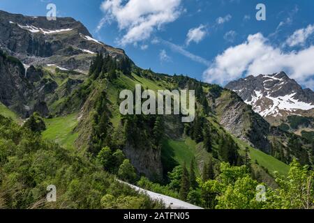 Randonnée aventureuse autour de Vilsalpsee à la grande cascade de Bergaicht dans le Tannheimer Tal Banque D'Images