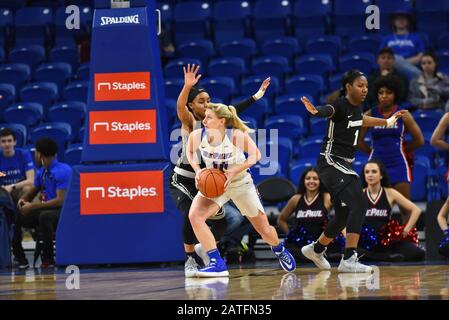 Chicago, Illinois, États-Unis. 02 février 2020. DePaul Blue Demons Guard Lexi A Tenu (10) en action pendant le jeu NCAA de la conférence Big East entre (11) DePaul vs Providence à Wintrust Area à Chicago, Illinois. Dean Reid/Csm/Alay Live News Banque D'Images