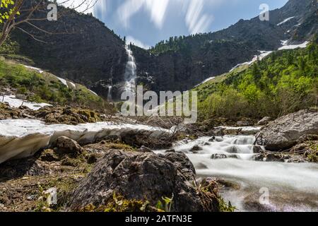 Randonnée aventureuse autour de Vilsalpsee à la grande cascade de Bergaicht dans le Tannheimer Tal Banque D'Images