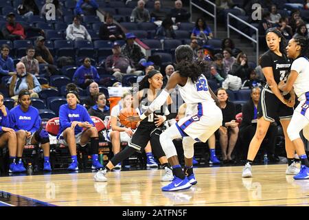 Chicago, Illinois, États-Unis. 02 février 2020. Providence Friars Guard Kaela Webb (0) essayer de jouer pendant le jeu NCAA de Big East Conference entre (11) DePaul vs Providence à Wintrust Area à Chicago, Illinois. Dean Reid/Csm/Alay Live News Banque D'Images