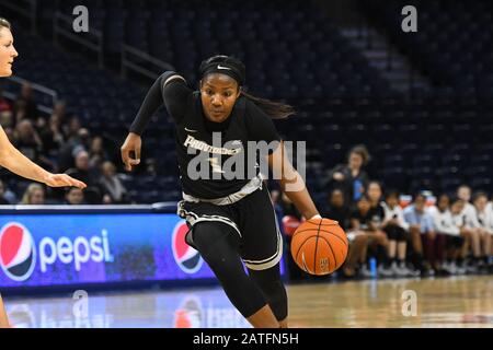 Chicago, Illinois, États-Unis. 02 février 2020. Providence Friars Guard Earlette Scott (1) conduit au panier pendant le jeu NCAA de la Big East Conference entre (11) DePaul vs Providence à Wintrust Area à Chicago, Illinois. Dean Reid/Csm/Alay Live News Banque D'Images