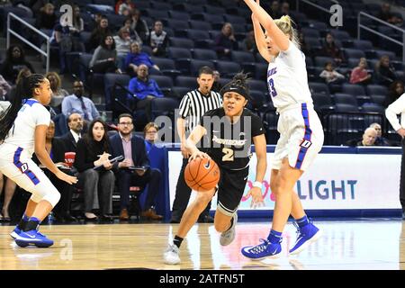 Chicago, Illinois, États-Unis. 02 février 2020. Providence Friars Guard Chanell Williams (2) conduire au panier pendant le jeu NCAA de la conférence Big East entre (11) DePaul vs Providence à Wintrust Area à Chicago, Illinois. Dean Reid/Csm/Alay Live News Banque D'Images