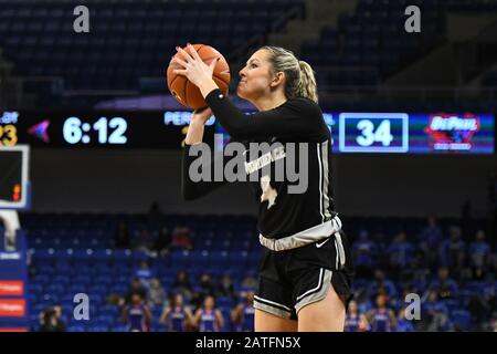 Chicago, Illinois, États-Unis. 02 février 2020. Providence Friars forward Sophia Widmeyer (4) essayer un coup de volant pendant le jeu NCAA de la conférence Big East entre (11) DePaul vs Providence à Wintrust Area à Chicago, Illinois. Dean Reid/Csm/Alay Live News Banque D'Images