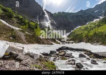 Randonnée aventureuse autour de Vilsalpsee à la grande cascade de Bergaicht dans le Tannheimer Tal Banque D'Images