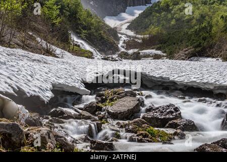 Randonnée aventureuse autour de Vilsalpsee à la grande cascade de Bergaicht dans le Tannheimer Tal Banque D'Images