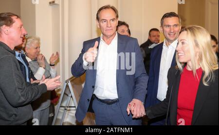 Leipzig, Allemagne. 02 février 2020. Burkhard Jung (SPD), Lord Mayor par intérim, vient avec sa femme Ayleena et Martin Dulig (SPD), ministre de l'économie de Saxe, à l'Hôtel de ville le soir des élections. Le même jour, environ 470 000 citoyens de Leipzig ont pu élire leur maire Lord pour les sept prochaines années. Le titulaire du Bureau Jung (SPD) a un adversaire difficile dans le candidat de la CDU, le ministre de la Science de Saxe Gemkow. Les comptages initiaux prédisent une course de cou et de cou avec des avantages pour la CDU. Crédit: DPA Picture Alliance/Alay Live News Banque D'Images