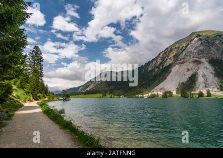 Randonnée aventureuse autour de Vilsalpsee à la grande cascade de Bergaicht dans le Tannheimer Tal Banque D'Images