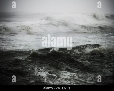 Crash de grandes vagues de mer. Gloria tempête sur la côte de Barcelone. Le pouvoir de la mer. Banque D'Images