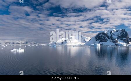 Navigation dans des paysages côtiers à couper le souffle le long du continent Antarctique Banque D'Images