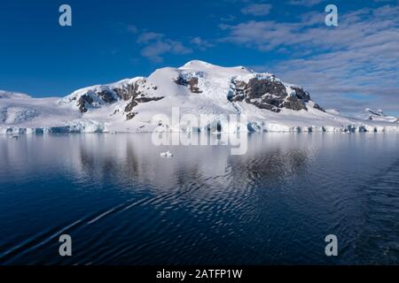 Navigation dans des paysages côtiers à couper le souffle le long du continent Antarctique Banque D'Images