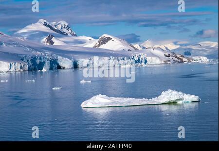 Navigation dans des paysages côtiers à couper le souffle le long du continent Antarctique Banque D'Images