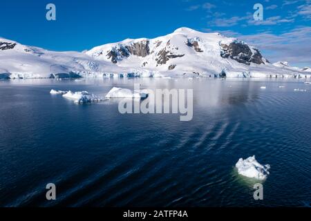 Navigation dans des paysages côtiers à couper le souffle le long du continent Antarctique Banque D'Images