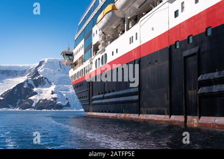 Croisière dans les paysages glaciaux époustouflants de la péninsule Antarctique Banque D'Images