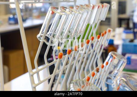 La verrerie chimique sèche sur le support. Béchers en verre en laboratoire scientifique chimique. Banque D'Images