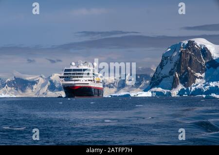 Navigation dans des paysages côtiers à couper le souffle le long du continent Antarctique Banque D'Images