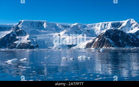 Navigation dans des paysages côtiers à couper le souffle le long du continent Antarctique Banque D'Images