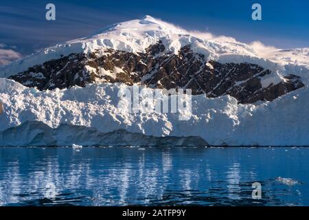 Navigation dans des paysages côtiers à couper le souffle le long du continent Antarctique Banque D'Images