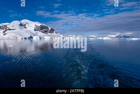 Navigation dans des paysages côtiers à couper le souffle le long du continent Antarctique Banque D'Images