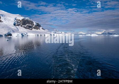 Navigation dans des paysages côtiers à couper le souffle le long du continent Antarctique Banque D'Images