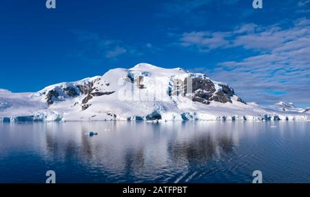 Navigation dans des paysages côtiers à couper le souffle le long du continent Antarctique Banque D'Images