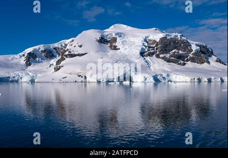 Navigation dans des paysages côtiers à couper le souffle le long du continent Antarctique Banque D'Images