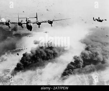 Vagues de libérateurs B-24 consolidés du 15ème AAF survolent la zone cible, raffinerie de pétrole Concordia Vega, Ploesti, Roumanie, après avoir déposé ses Chargements de bombe, photo de la Force aérienne américaine, 31 mai 1944 Banque D'Images