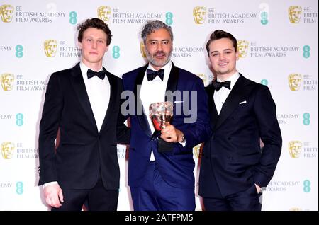 Charles Chapman et George MacKay posent pour un phot avec Taika Waititi après l'avoir présenté avec le prix du meilleur jeu D'écran Adapté dans la salle de presse au 73ème British Academy Film Awards tenu au Royal Albert Hall, Londres. Banque D'Images