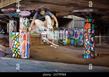 Skateboarder South Bank skate Park, Londres, Royaume-Uni Banque D'Images