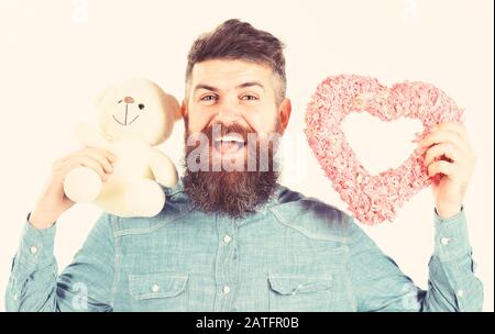 Homme mûr avec des cadeaux romantiques isolés sur fond blanc. Concept de cadeaux et de cadeaux. Banque D'Images